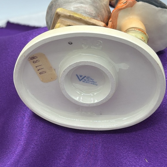 Hummel Figurine No 319 “Doll Bath” 5” TMK4 Baby Stylized Bee - Picture 6 of 6